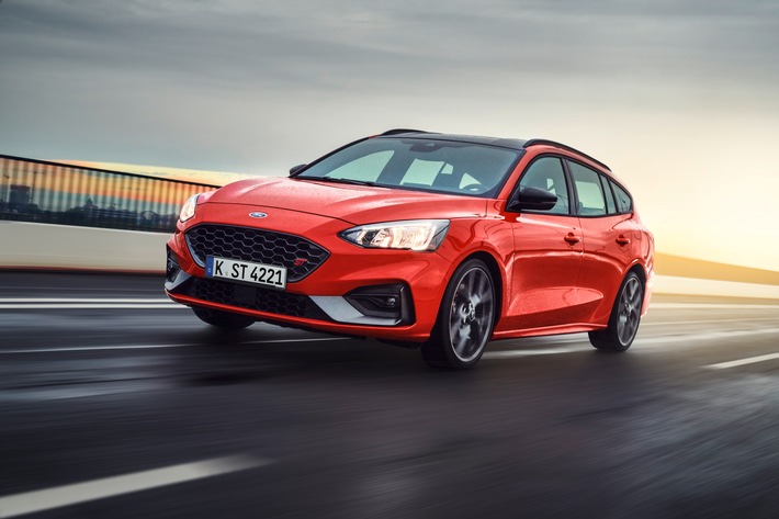 Erste Bilder des neuen Ford Focus ST Turnier