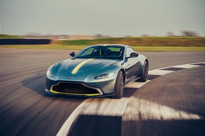 VANTAGE AMR: EIN ATEMBERAUBENDES UND BEGEISTERNDES FAHRERLEBNIS MIT SCHALTGETRIEBE