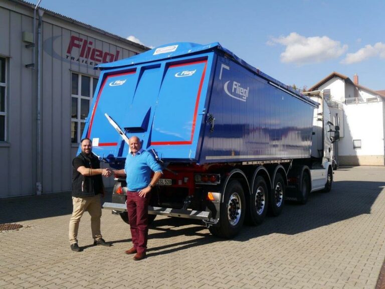 Die Stutz Logistik GmbH in Merzig transportiert mit ihrem neuen Dreiachs-Sattelkipper bis zu 3,6 Tonnen mehr Fracht pro Tag. Das geringe Leergewicht macht’s möglich.