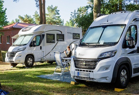 Welches Wohnmobil passt zu Dir? Unverzichtbare Tipps zum Campingauftakt Die gängigsten Miet-Mobile und Tipps für Einsteiger Rechtzeitige Buchung entscheidend Sonderkredit zum Wohnmobil-Kauf