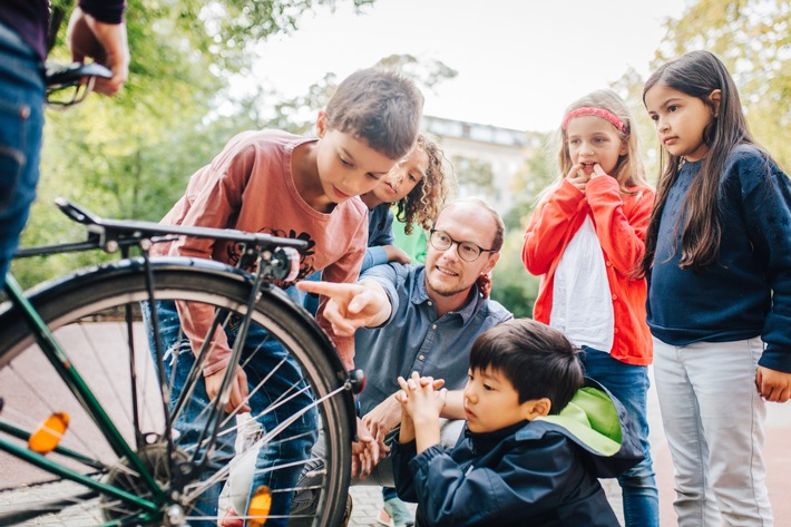 Wissen bringt Sicherheit: Fünf Forscherideen, die Kindern helfen, den Straßenverkehr besser zu verstehen