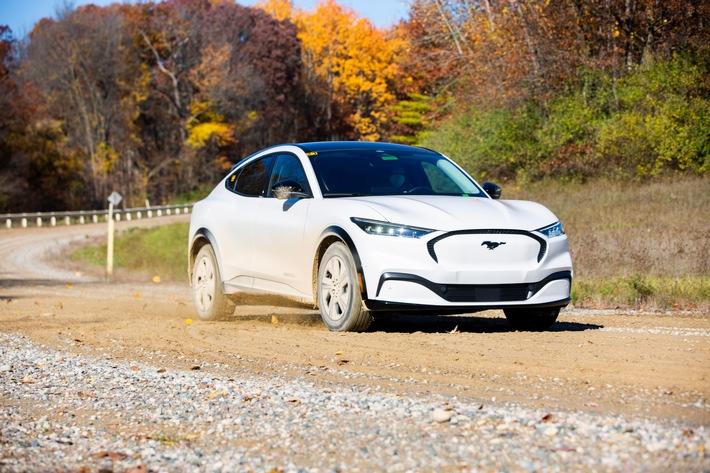 Roboter, Waschstraßen und Schotterpisten – extreme Tests beweisen Langlebigkeit des Ford Mustang Mach-E