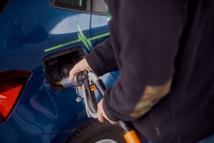 Gut gedacht, wenig bekannt: Energiekostenvergleich für Pkw an Tankstellen Forsa-Umfrage: Nur 7 Prozent der Autofahrer in Deutschland kennen den Energiekostenvergleich