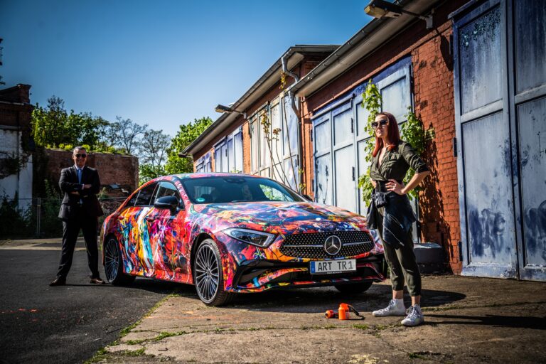 Tina & Max – cool, kreativ, einzigartig Erfurter Künstlerin Tina Reichel verwandelt einen Mercedes CLS 400 in ein fahrendes Kunstwerk