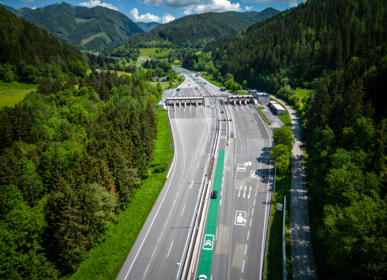 Entspannt in den Sommerurlaub starten Digitale Streckenmaut und Autobahnvignette vor der Reise besorgen Aufpassen: Unseriöse Online-Anbieter verlangen oftmals den doppelten Preis