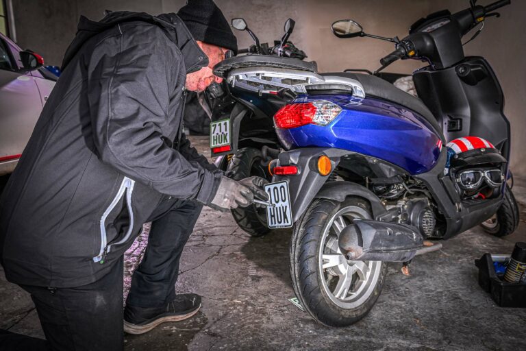 Neues schwarzes Versicherungskennzeichen für Kleinkrafträder: Worauf Sie bei der Auswahl Ihrer Versicherung achten sollten